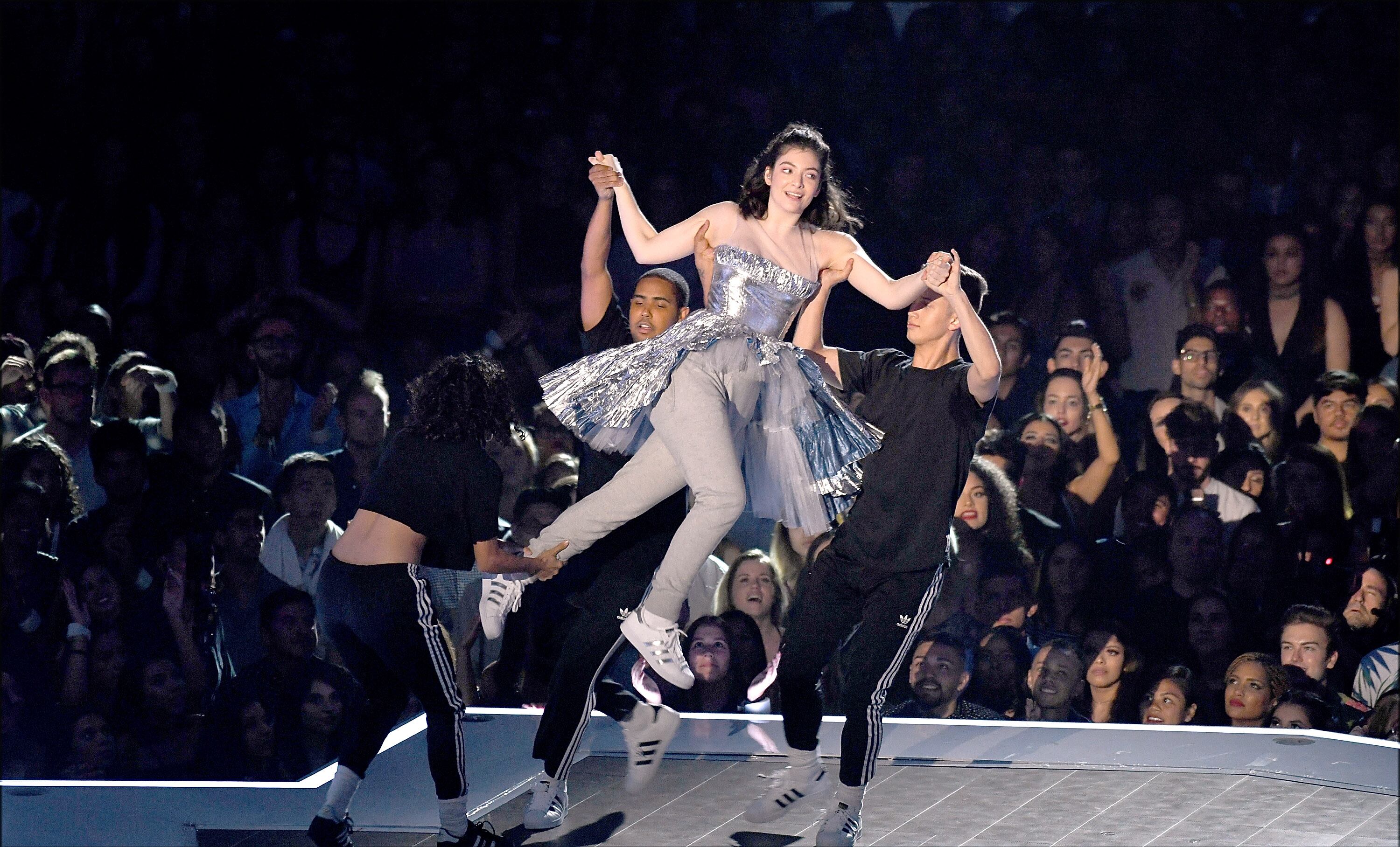 Lorde durante su actuación en los MTV Video Music Awards de 2017, donde interpretó una coreografía de 'Homemade Dynamite'. C Flanigan/Getty