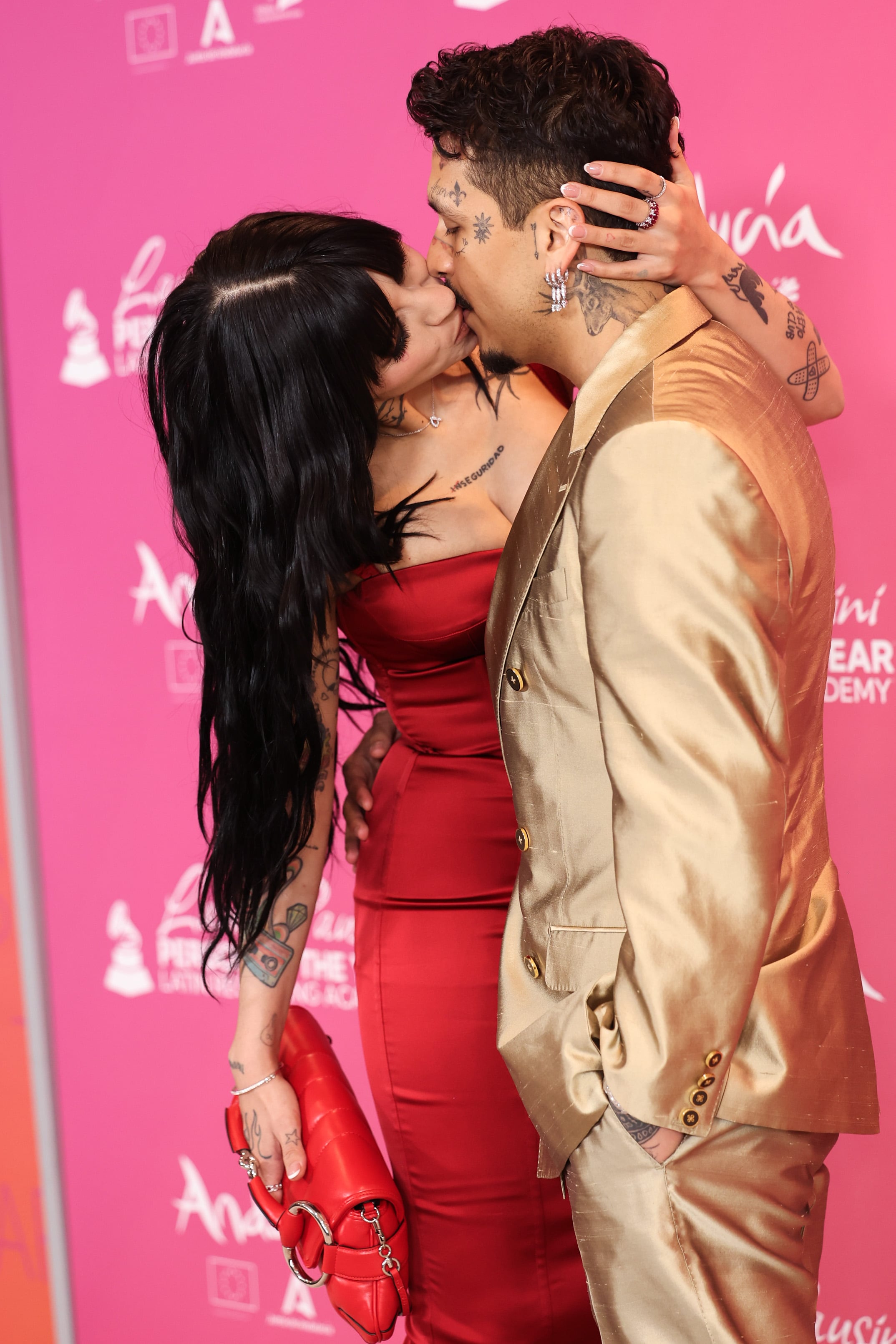 Christian Nodal y Cazzu, muy cariñosos en la alfombra roja de &#039;Person of the year&#039; de los Grammy Latinos 2023.