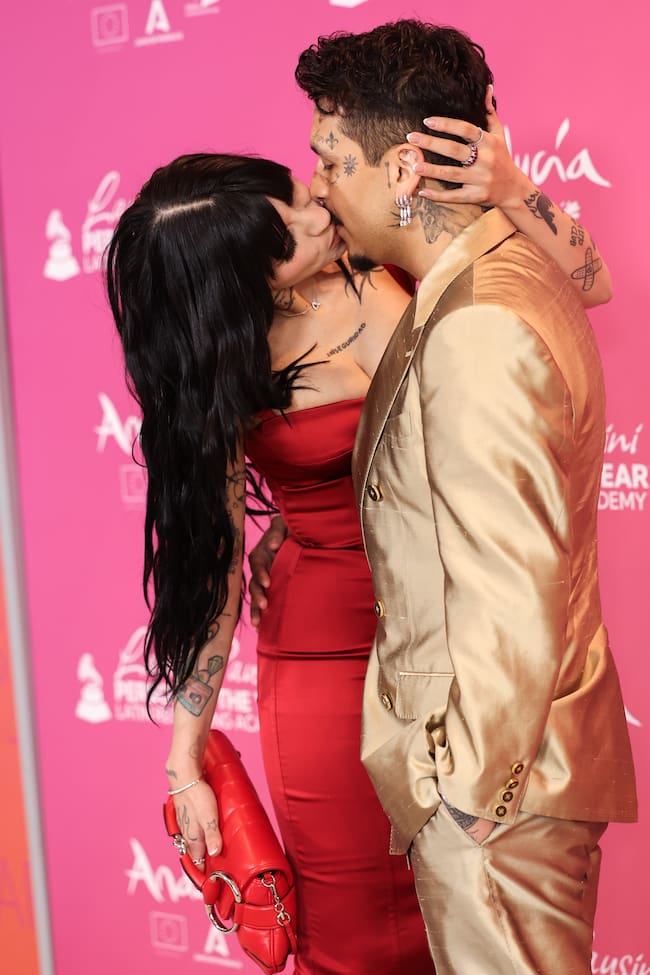 Christian Nodal y Cazzu, muy cariñosos en la alfombra roja de 'Person of the year' de los Grammy Latinos 2023.