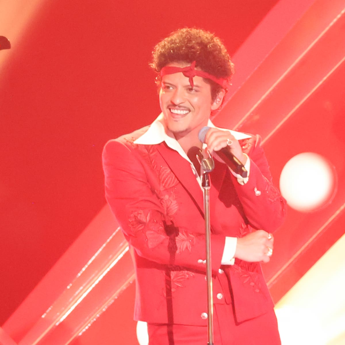 Bruno Mars se atreve con el español en 'Lo Arriesgo Todo', un tema cargado de romanticismo