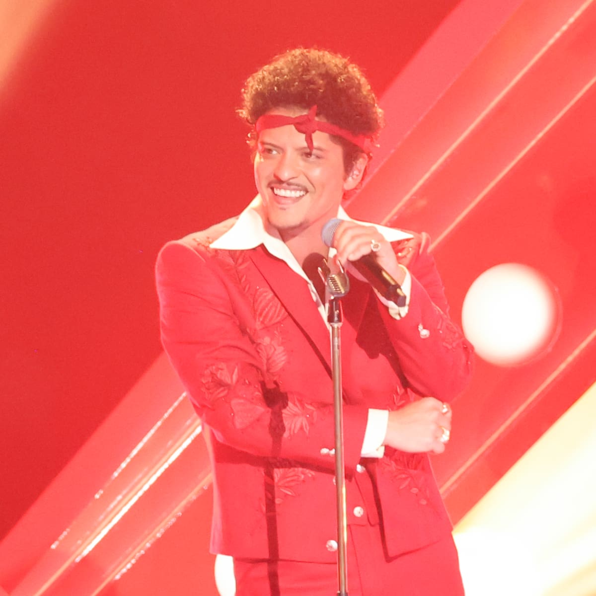 Bruno Mars se atreve con el español en 'Lo Arriesgo Todo', un tema cargado de romanticismo