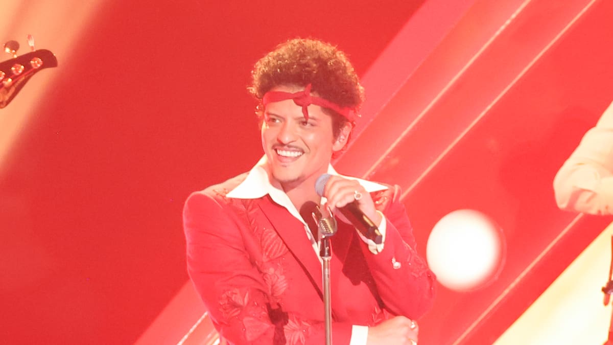 Bruno Mars se atreve con el español en 'Lo Arriesgo Todo', un tema cargado de romanticismo