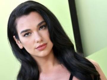 Los bikinazos de Dua Lipa: de piscineo o en su ‘club de lectura’