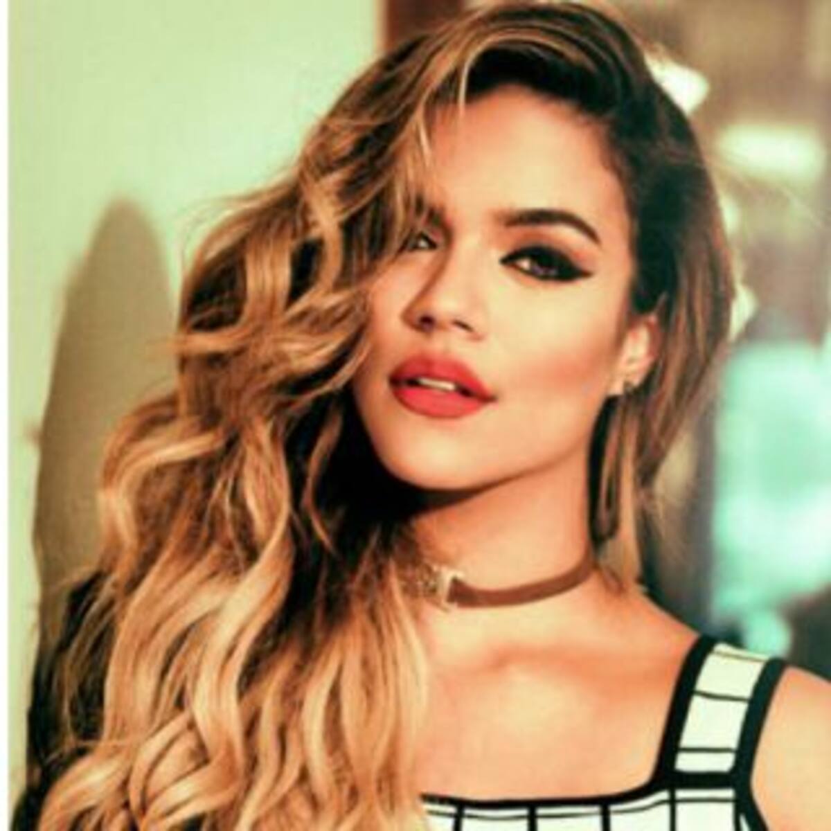 Sebastián Yatra sorprendió a Karol G con un beso