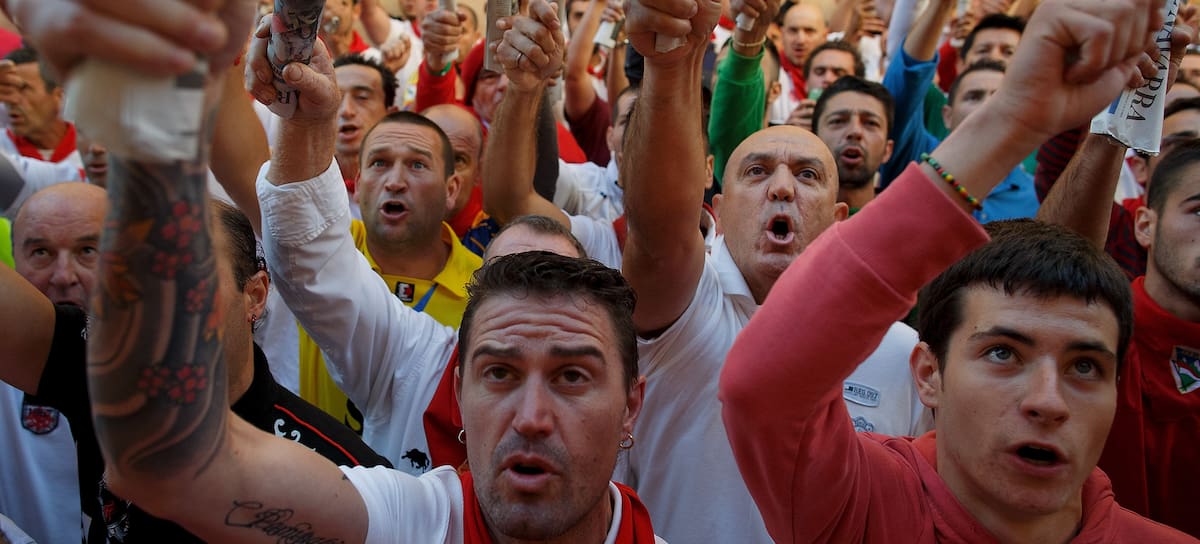 Corredores cantan 'A San Fermín pedimos' antes del encierro en Pamplona