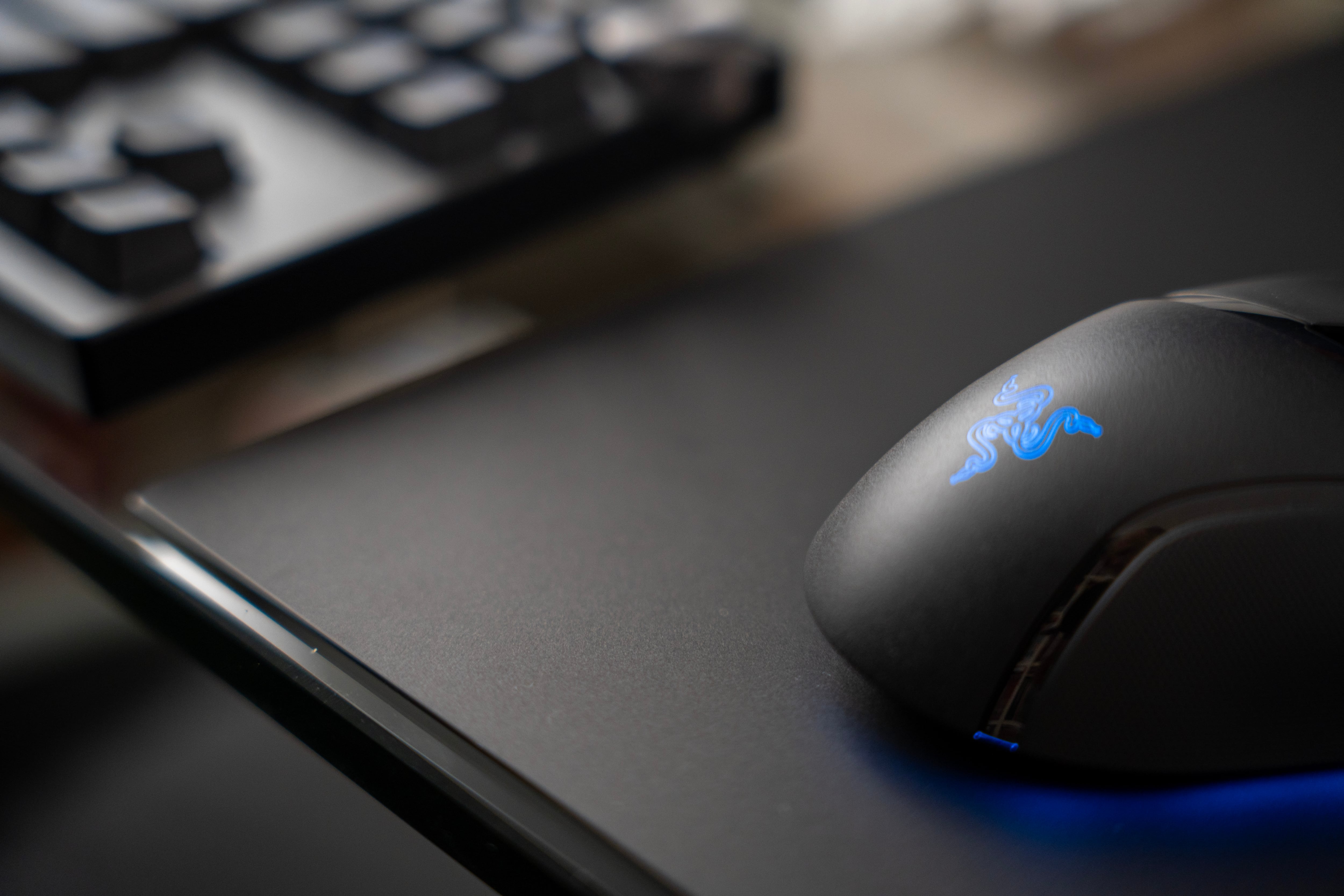 Razer Atlas Pro: la alfombrilla de cristal templado es el último paso y el que dará cierre a todo tu setup.