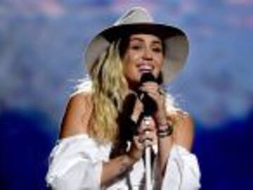 Miley Cyrus canta de incógnita en el metro