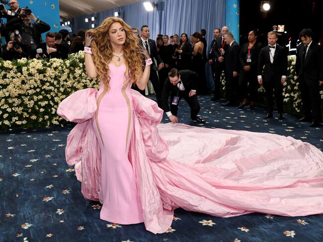 Shakira se convirtió en una nube de algodón de azúcar en su segunda MET Gala gracias al vestido rosado, de cola larga, ajustado hasta la cadera y con corte corazón, hecho por Prabal Gurung.