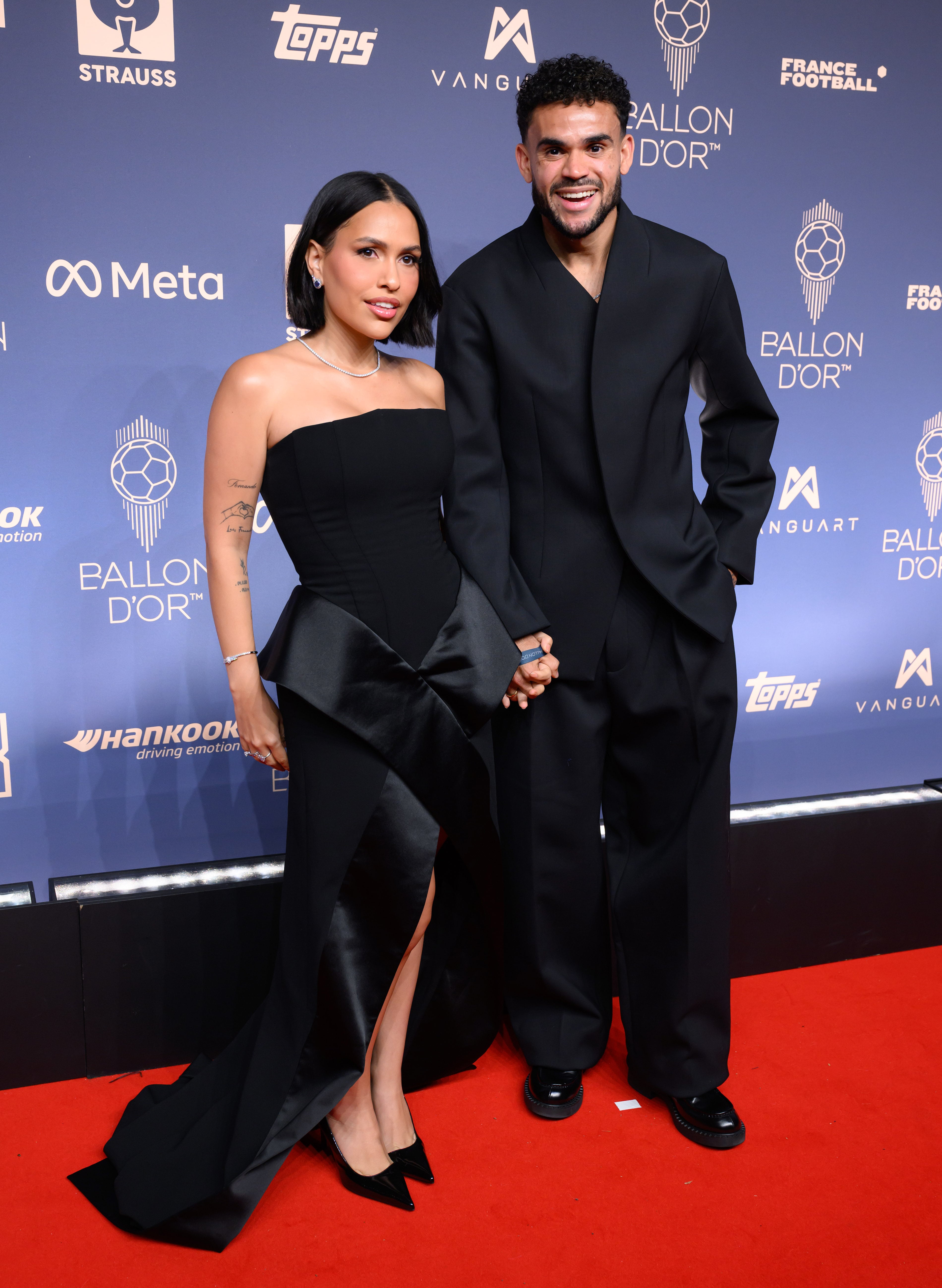 Luis Díaz posa con su pareja a su llegada a la 70ª edición del Balón de Oro, celebrada en el Palladium Theatre de Londres el 26 de octubre de 2026.
