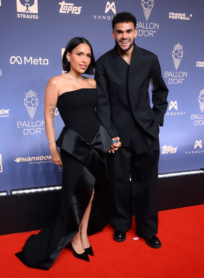 Luis Díaz posa con su pareja a su llegada a la 70ª edición del Balón de Oro, celebrada en el Palladium Theatre de Londres el 26 de octubre de 2026.