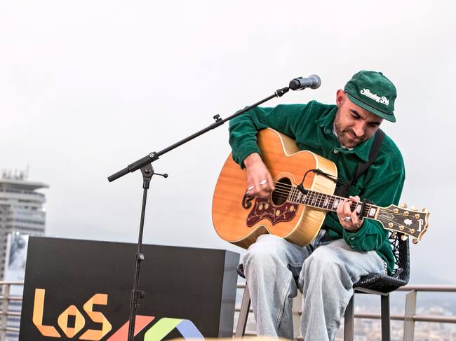 “Son días raros y antes de empezar quería acordarme de lo que está pasando en Valencia, aportar mi granito de arena. Esto va para mi familia valenciana. Esto es un oasis para desconectar un poquito” explicó el intérprete nada más empezar.