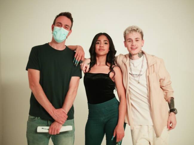 Alberto García, junto a Lennis Rodríguez (centro) y Hugo Cobo. Lennis cantó junto a Hugo.