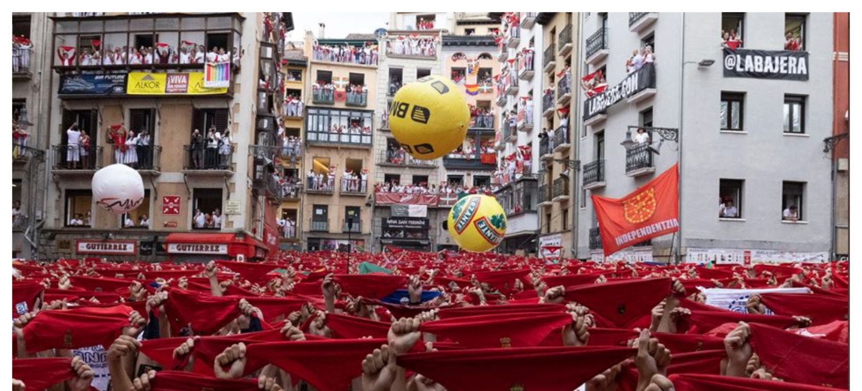 Los pamploneses disfrutando del chupinazo y preparándose para su primer encierro.