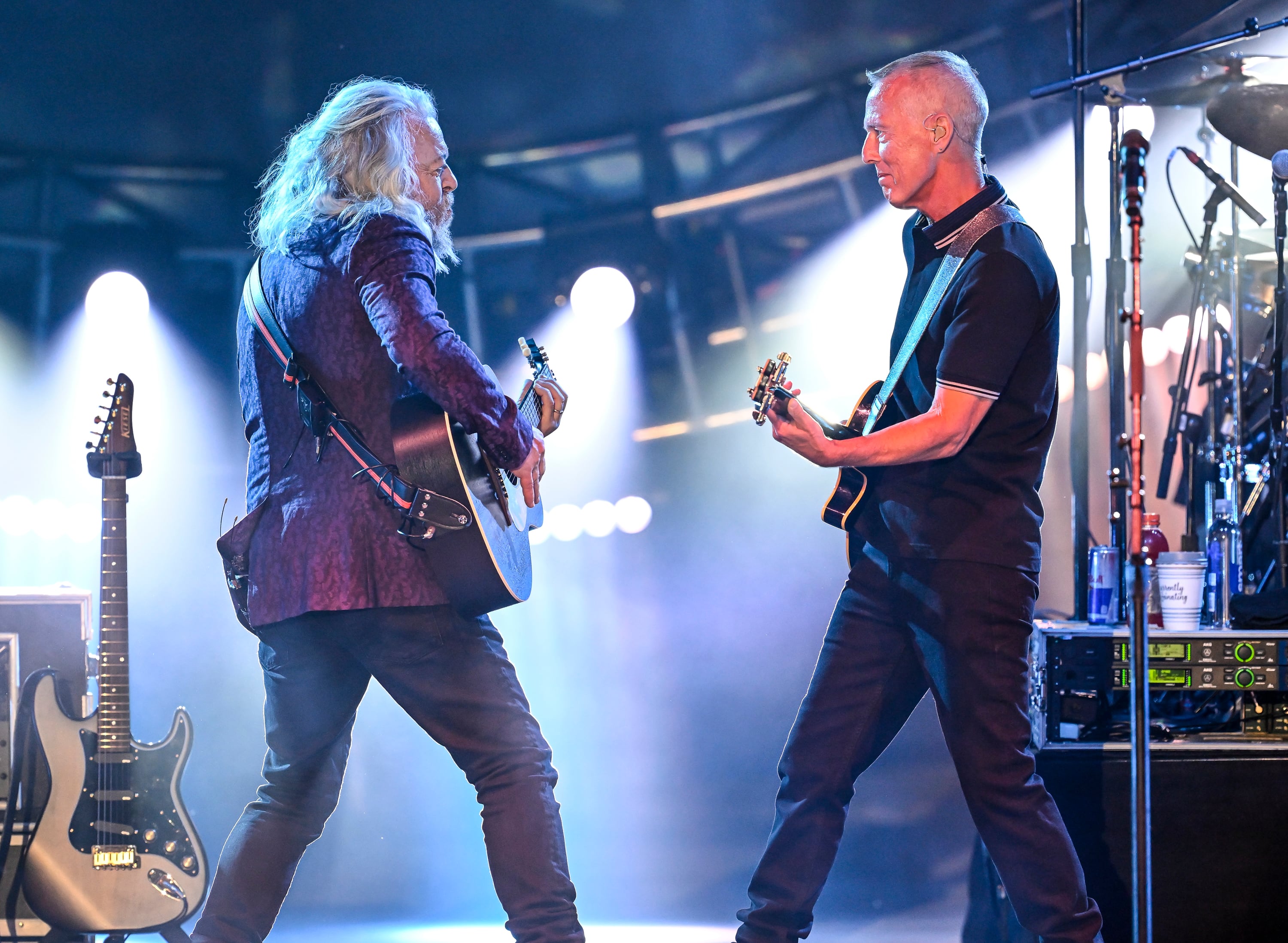 Roland Orzabal y Curt Smith, los miembros de Tears For Fears, tocando en directo en California en 2023.