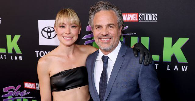 Tatiana Maslany junto a Mark Ruffalo en la première de &#039;She-Hulk&#039;.