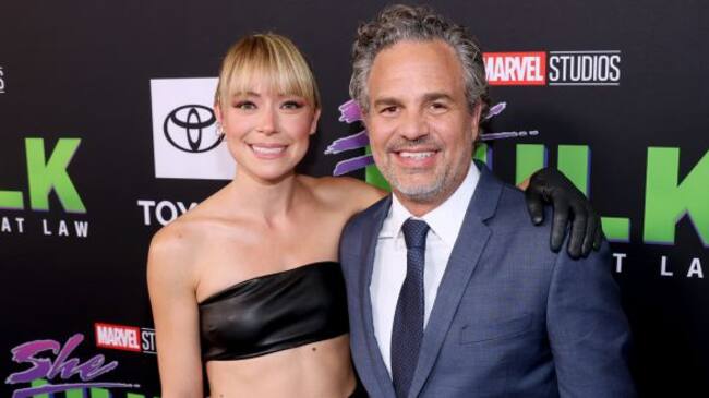 Tatiana Maslany junto a Mark Ruffalo en la première de 'She-Hulk'.