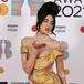 Dua Lipa brilla en los Premios Brit 2021 con su look: ¿Un homenaje a Amy Winehouse?
