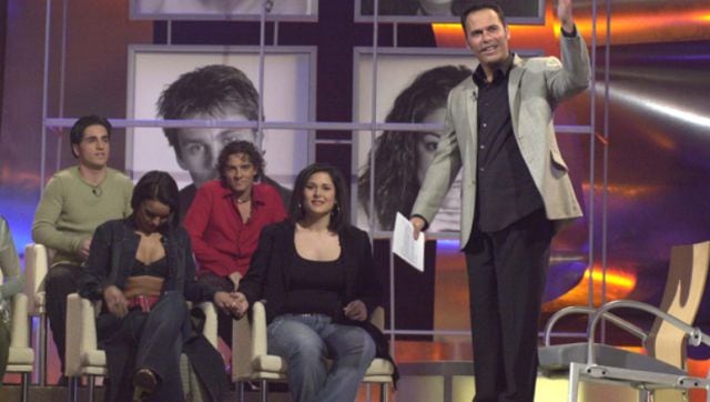Carlos Lozano y algunos de los concursantes de la primera edición de 'Operación Triunfo' durante una gala