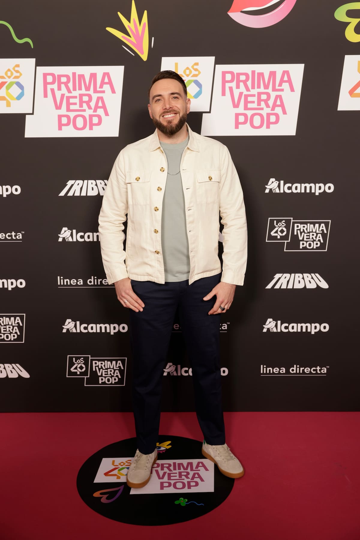 El locutor de LOS40, Félix Castillo, luce muy primaveral en LOS40 Primavera Pop 2026 con una chaqueta en blanco crudo.