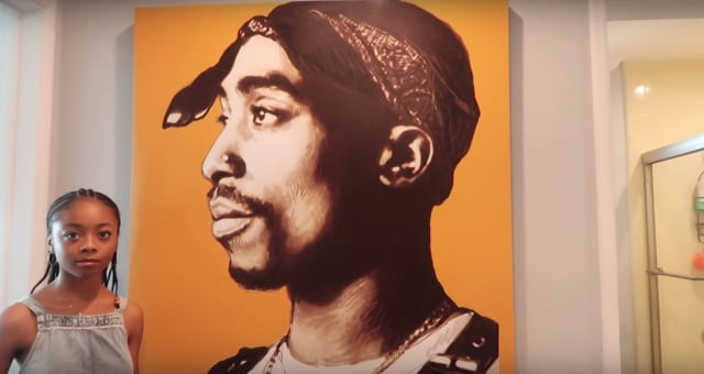 La actriz junto al cuadro de Tupac