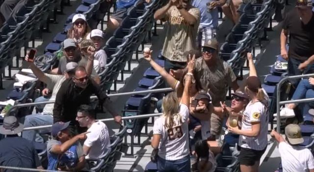 La pelota cayó directamente en las manos de la mujer, su bebé ni lo sintió