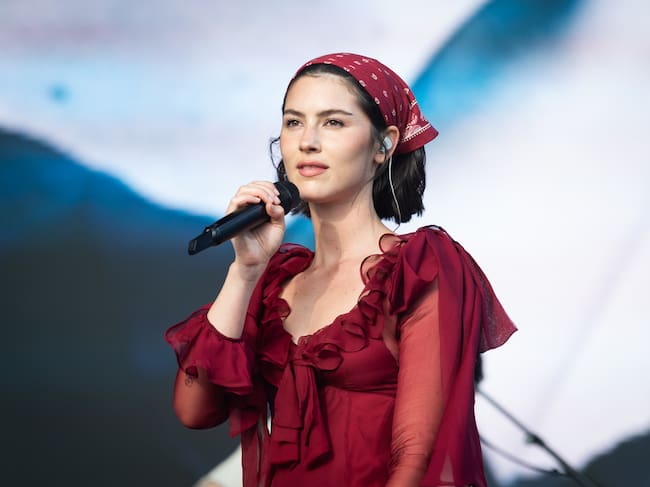 Gracie Abrams durante su actuación en Glastonbury 2025.