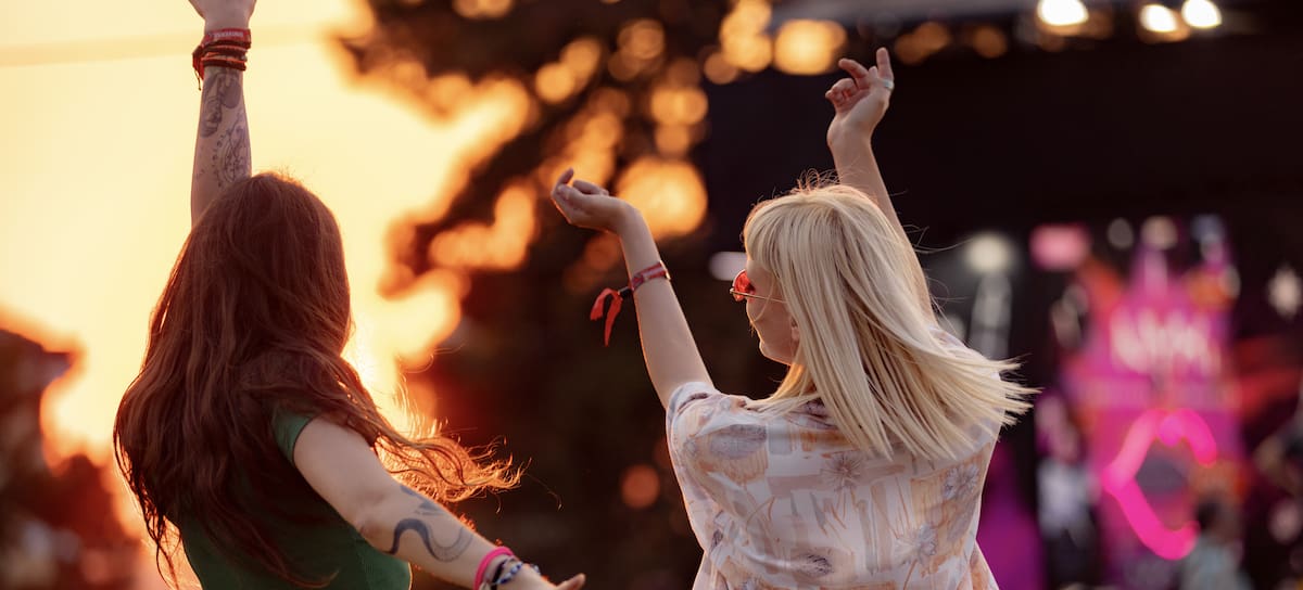 Dos jóvenes bailando en un festival