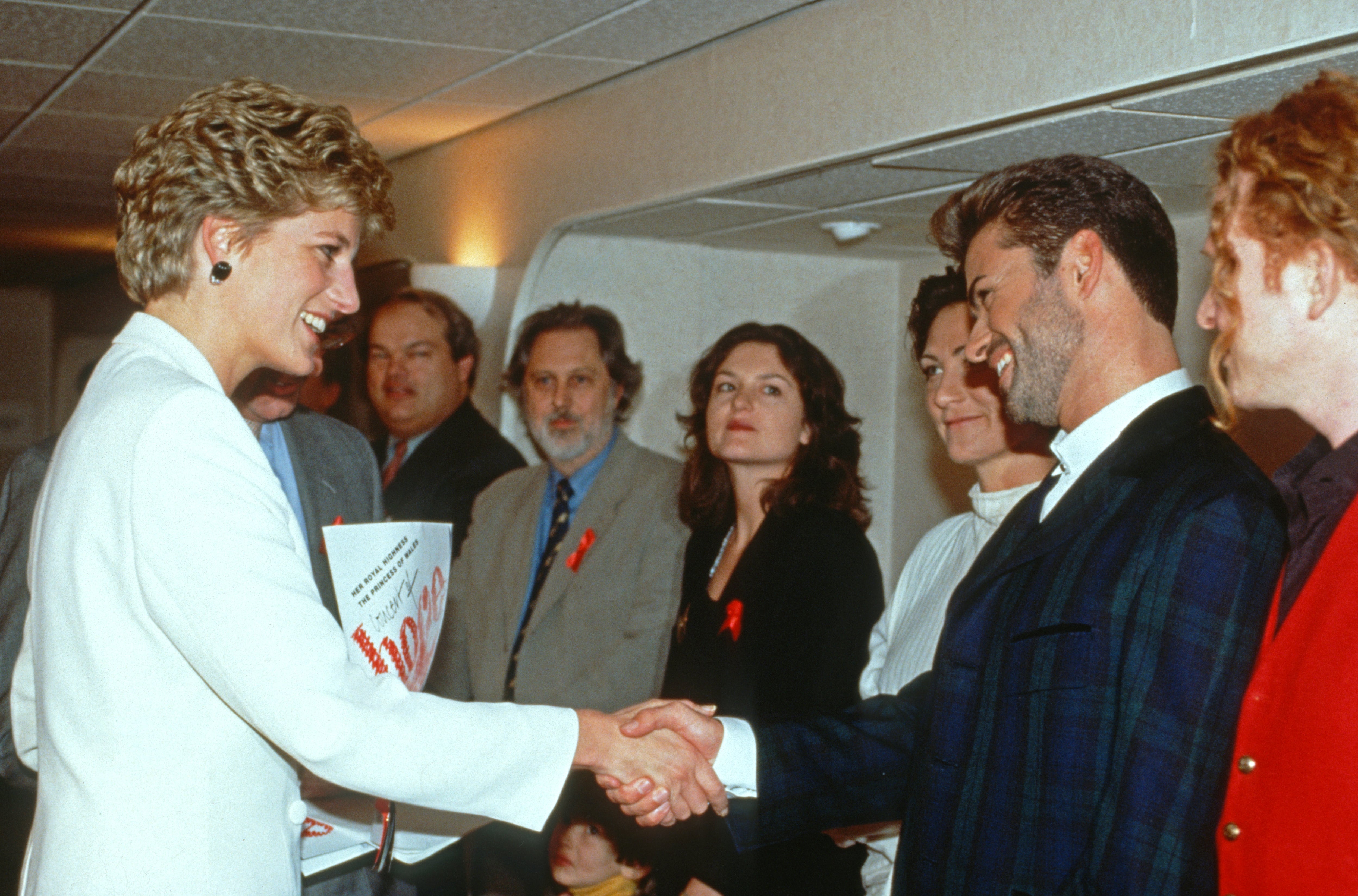 Lady Di y George Michael se saludan en 1993.