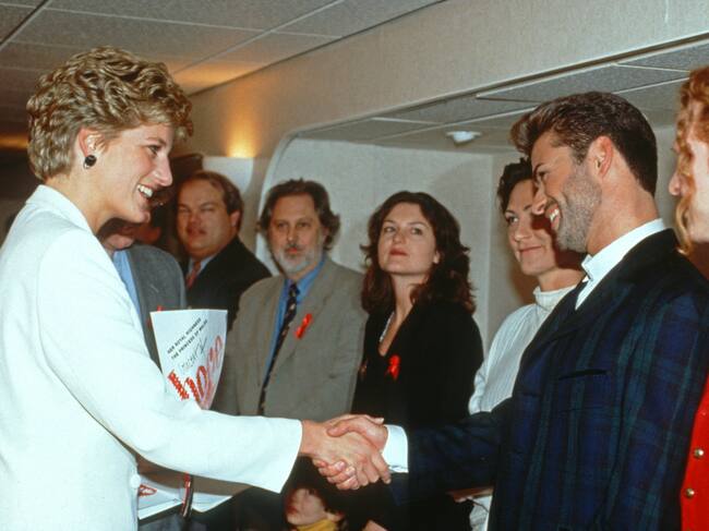 Lady Di y George Michael se saludan en 1993.