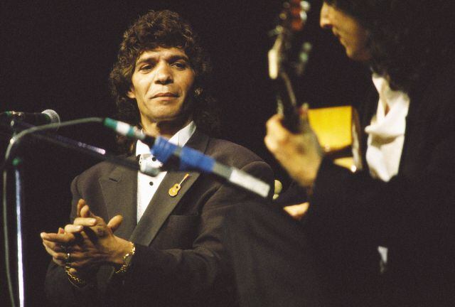 Camarón de la isla cantando y tocando las palmas en uno de sus conciertos.