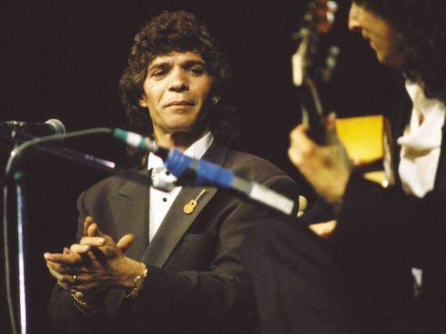 Camarón de la isla cantando y tocando las palmas en uno de sus conciertos.