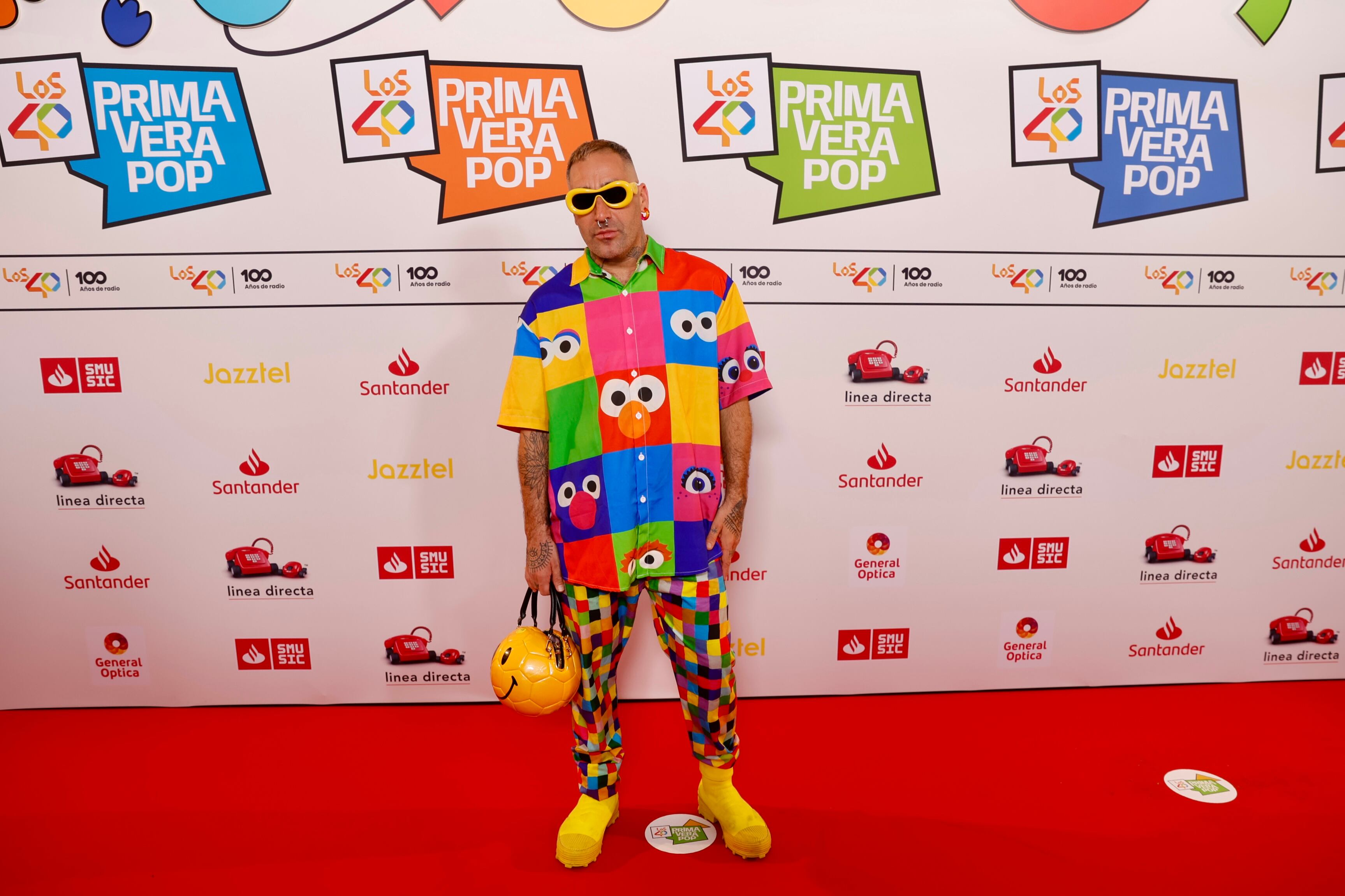 Muchos de los que se hayan pasado por el WiZink Center se habrán quedado asombrados con el colorido oso gigante que estaba en una de las entradas. Y es que el artista que diseñó la espectacular estatuilla de los premios Golden de LOS40 Music Awards ha colaborado con El Eco de LOS40 con esta obra efímera con la que intentamos concienciar sobre la necesidad de proteger el medio ambiente. Como sus obras, Okuda luce igual de colorido.