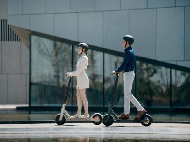 Cierra su presentación con un nuevo patinete.