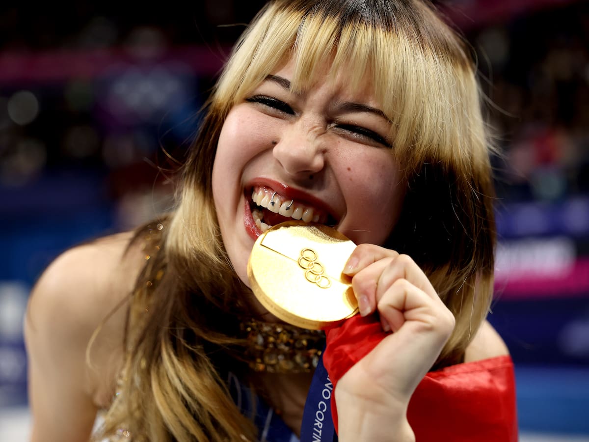 ¿Quién es Alysa Liu? La campeona olímpica con el peinado más icónico del patinaje sobre hielo