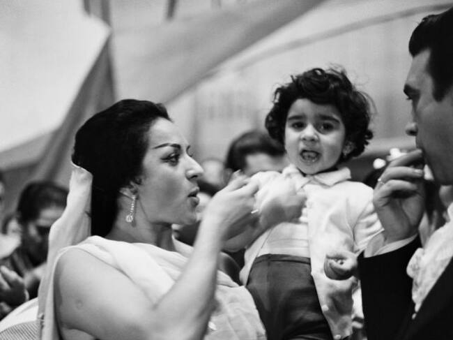 Lola Flores con Antonio, de niño, en 1963.