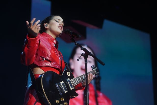 Rosalía, interpretando Dolerme.