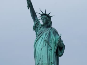 ¿Por qué esta mujer escaló hasta la base de la Estatua de la Libertad?