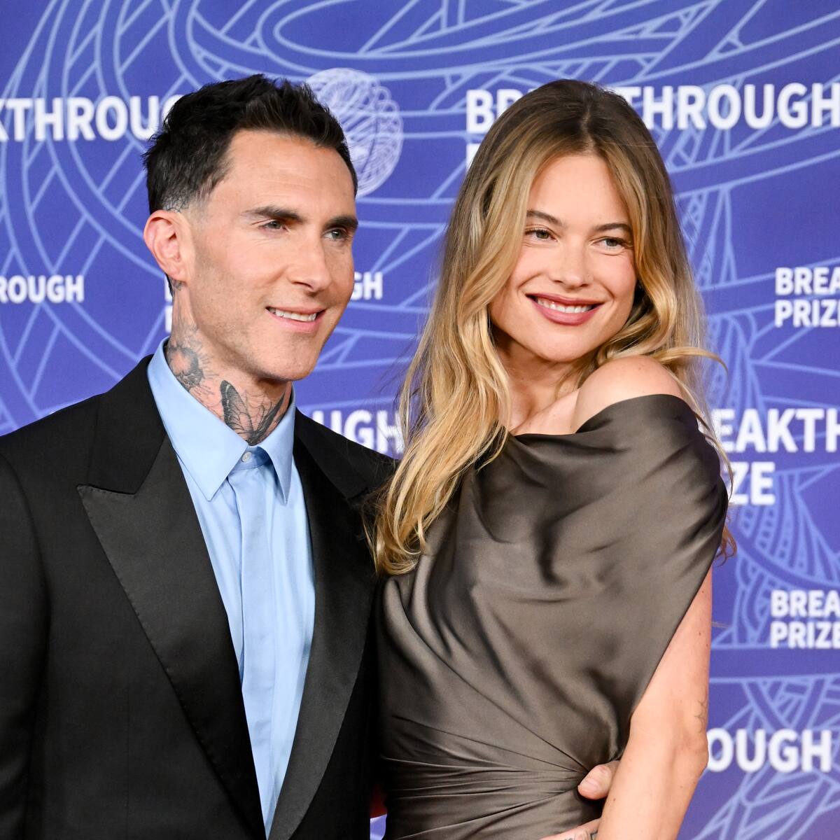 Adam Levine y su gesto viral con Behati Prinsloo que tiene a todo el mundo opinando