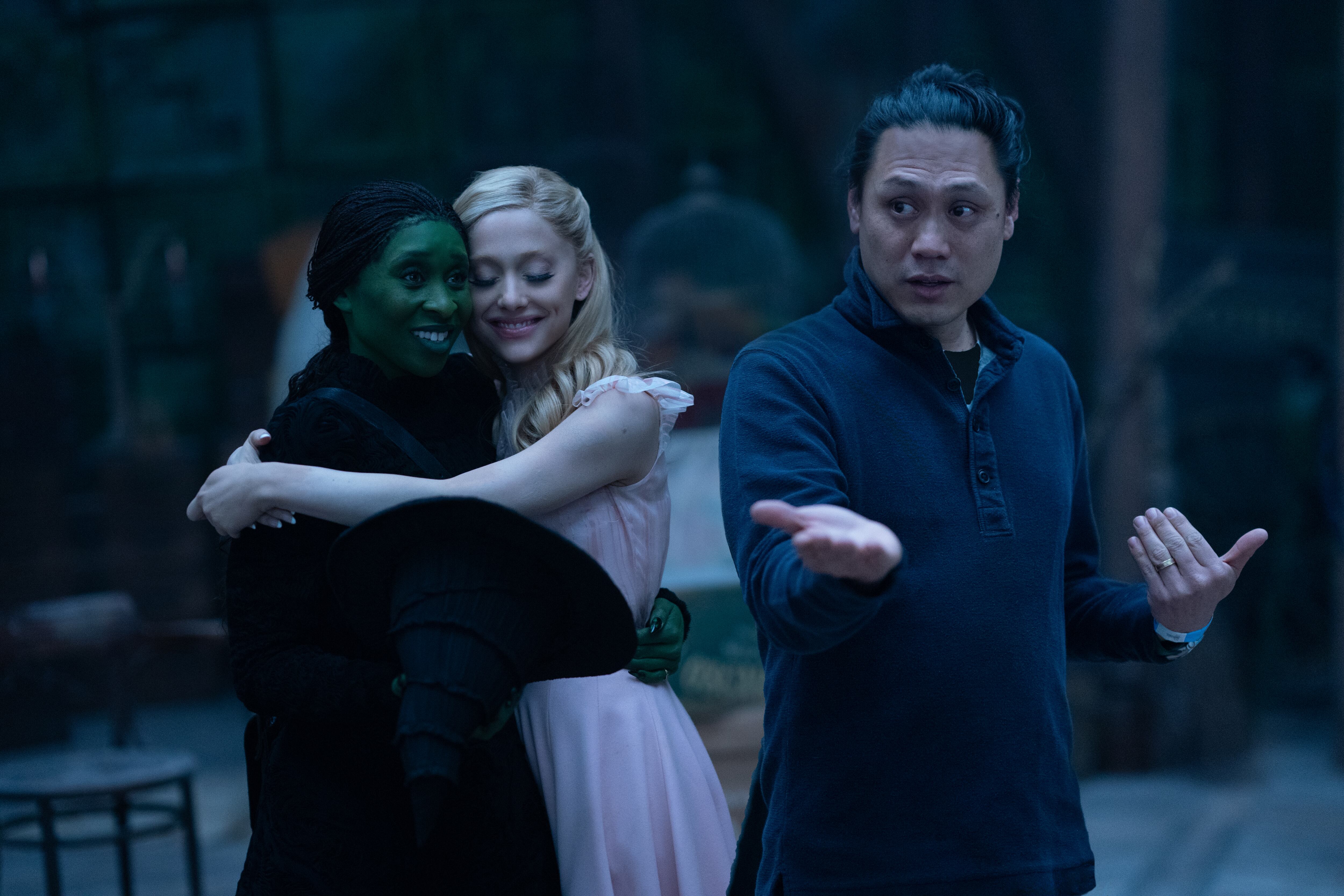 Cynthia Erivo como Elphaba y Ariana Grande como Glinda en el rodaje de &#039;WICKED&#039; con su director, Jon M. Chu. / Universal Pictures