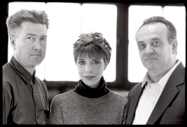 El director de cine, David Lynch, el compositor Angelo Badalamenti y la cantante Julee Cruise en 1989. 