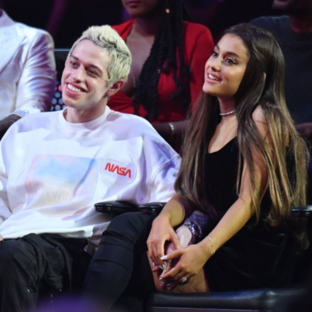 Pete Davidson le dice "thank u, next" a Ariana Grande y ya sale con alguien más