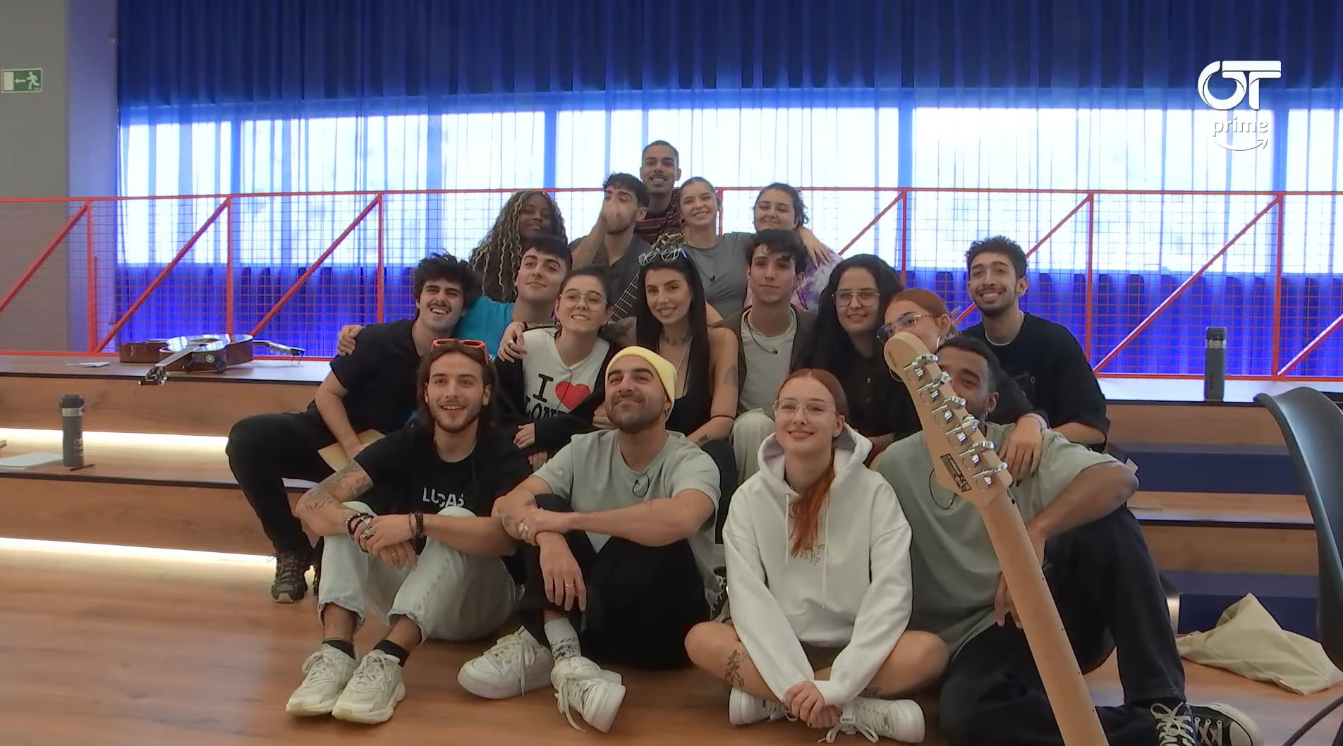 Nil Moliner junto a los participantes de &#039;OT 2023&#039;. (Prime Video)