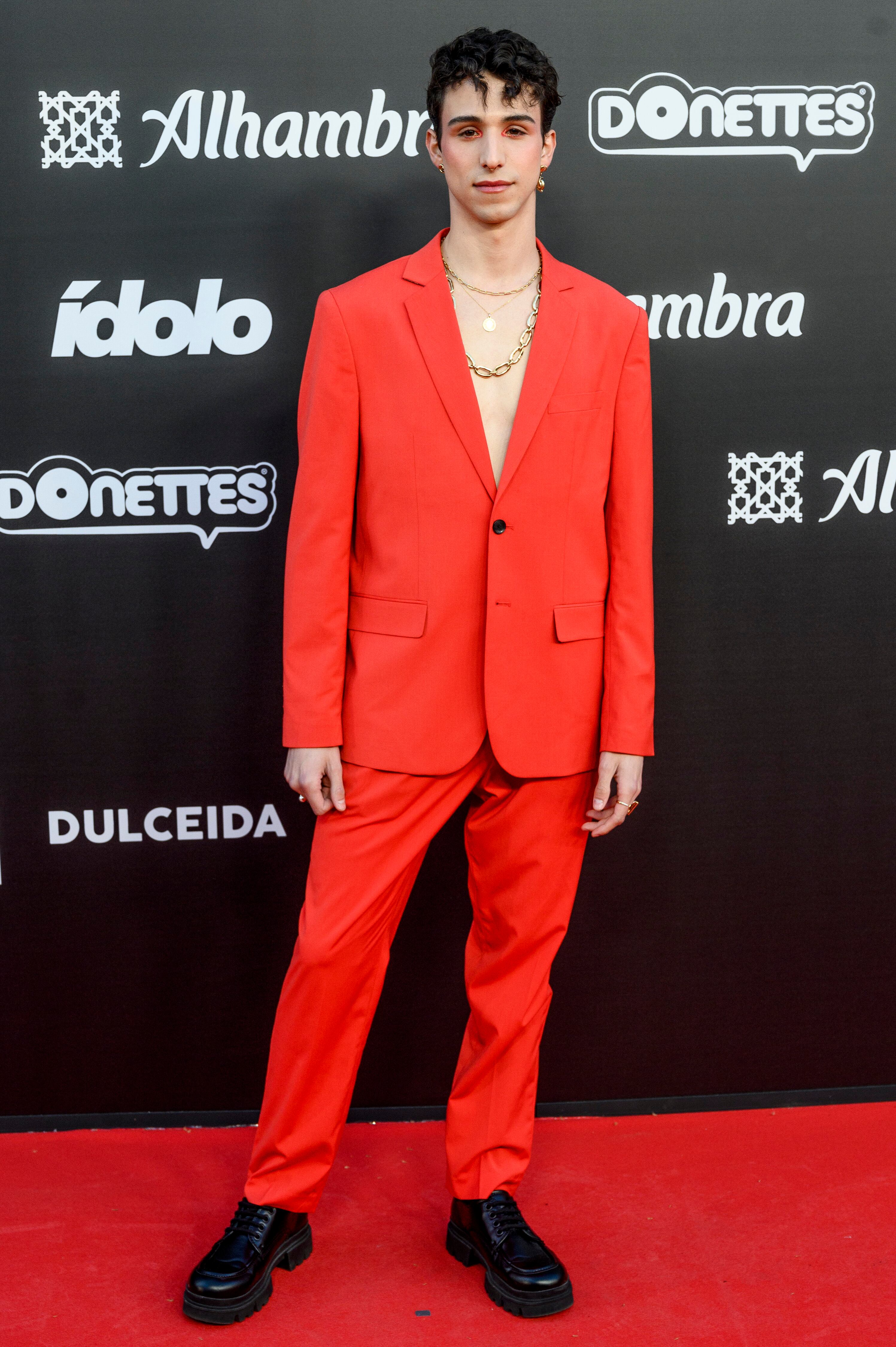 Álvaro Mayo se convirtió en el hombre de rojo y no sabemos si nos gusta más su traje de chaqueta sin camisa o su maquillaje.