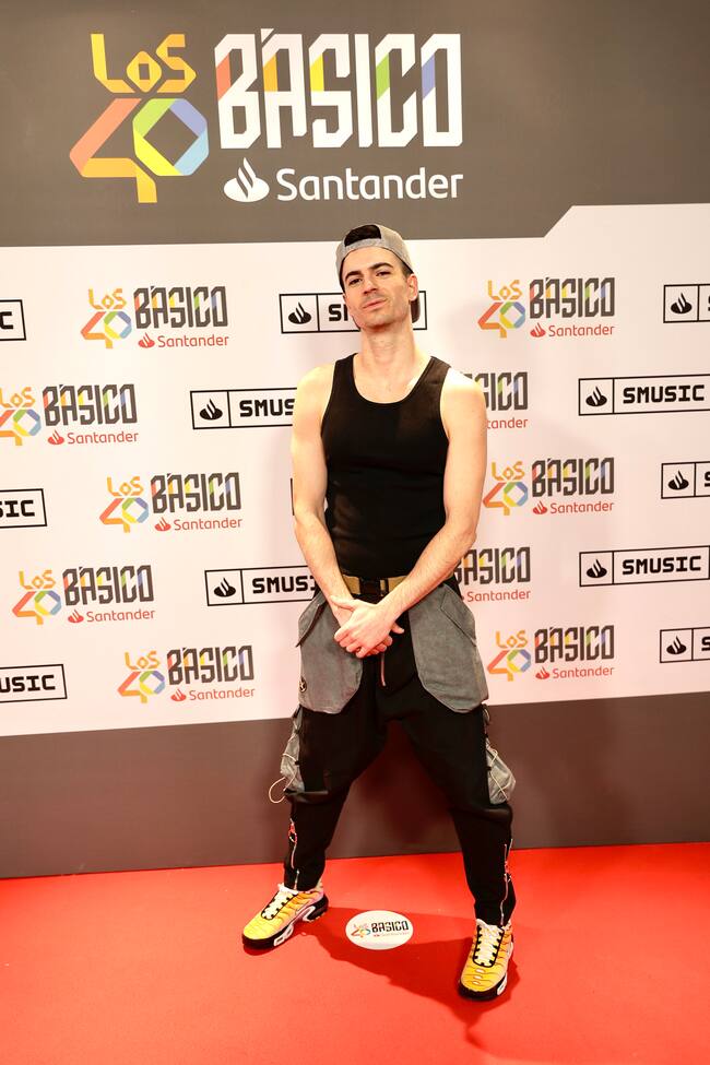 El locutor más gamberro de LOS40, Karin Herrero, no dudó en posar en el photocall y hacer alguno de sus juegos sobre el escenario.