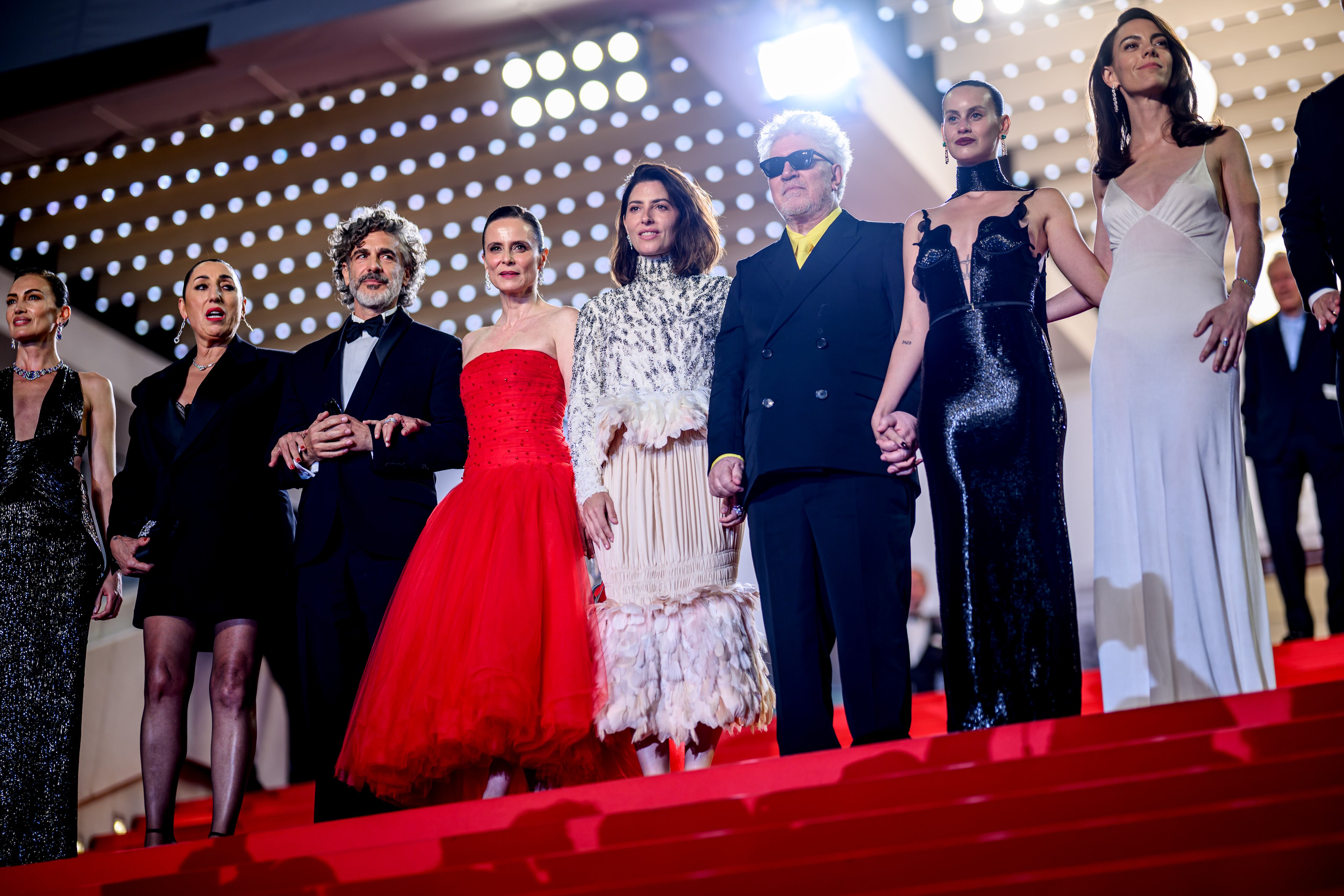 Nieves Álvarez, Rossy De Palma, Leonardo Sbaraglia, Aitana Sánchez-Gijón, Bárbara Lennie, Pedro Almodóvar, Milena Smit y Victoria Luengo llegando a la proyección de 'Amarga Navidad' en el Festival de Cannes 2026. / Lionel Hahn/Getty