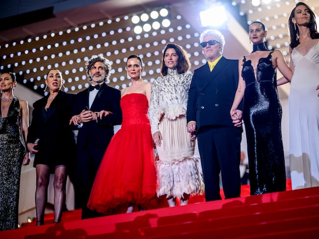Nieves Álvarez, Rossy De Palma, Leonardo Sbaraglia, Aitana Sánchez-Gijón, Bárbara Lennie, Pedro Almodóvar, Milena Smit y Victoria Luengo llegando a la proyección de 'Amarga Navidad' en el Festival de Cannes 2026. / Lionel Hahn/Getty