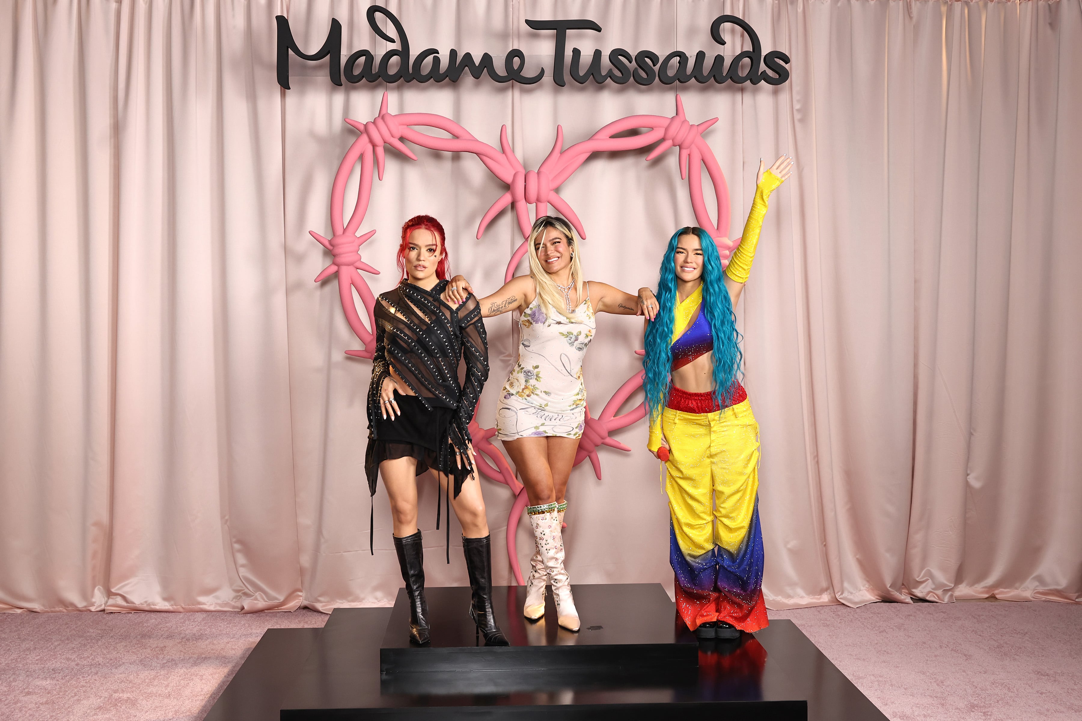 Karol G posando con sus dos nuevas figuras en el Madame Tussauds el 4 de octubre de 2024 en Nueva York. (Photo by Jamie McCarthy/Getty Images for Madame Tussauds )