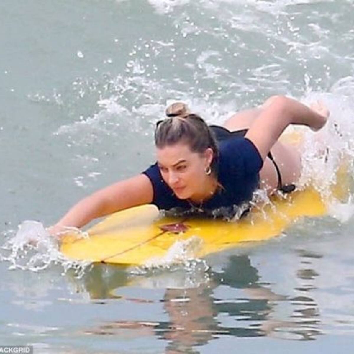 Margot Robbie ama surfear en Costa Rica