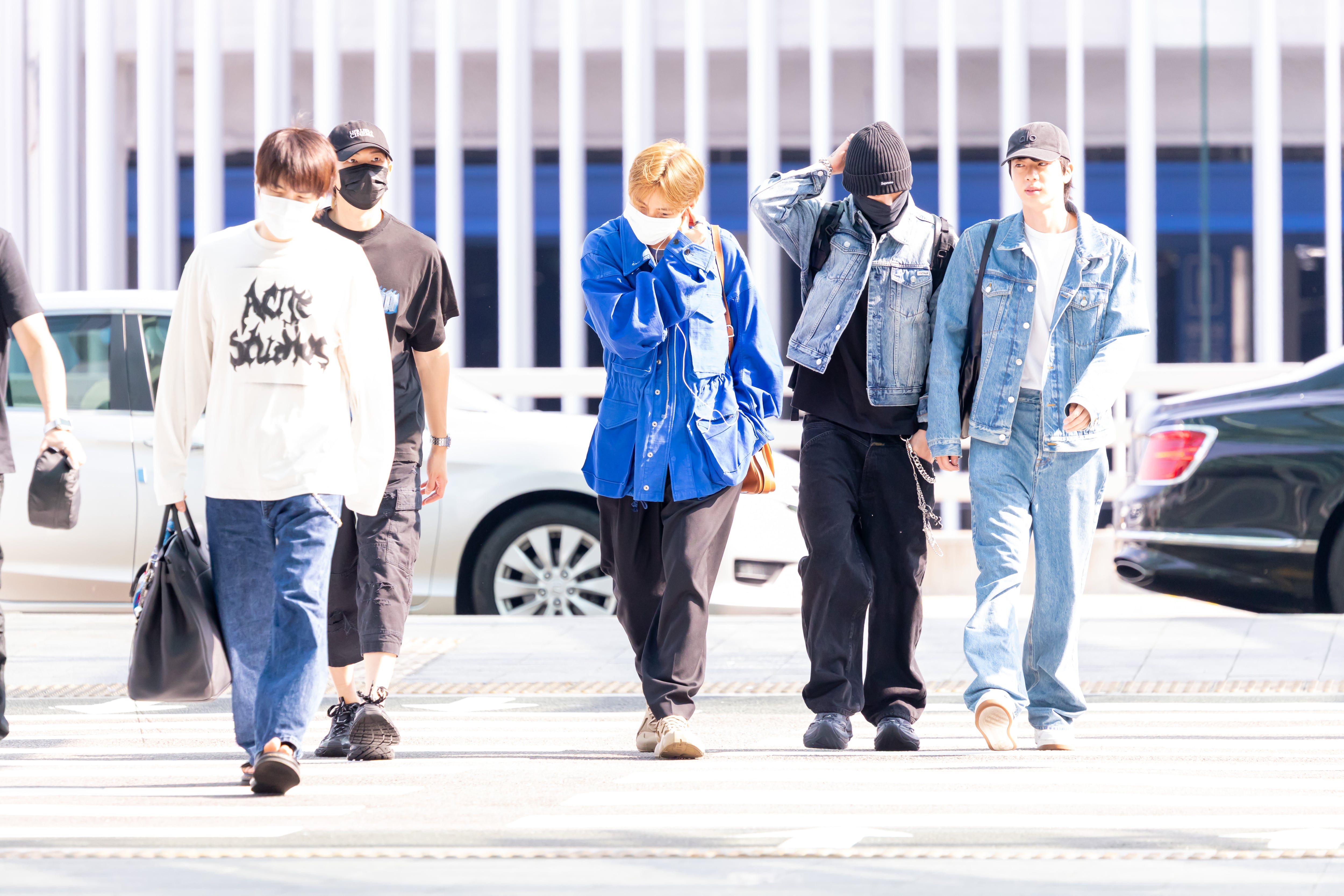 BTS, en el aeropuerto de camino a Madrid, en 2026.