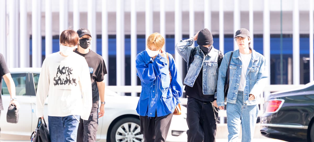 BTS, en el aeropuerto de camino a Madrid, en 2026.